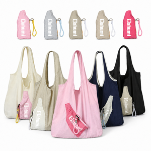 Sac de courses pliable personnalisé avec logo, sac fourre-tout réutilisable en nylon avec pochette pour le commerce de détail, l'épicerie et les voyages - Product Image 1