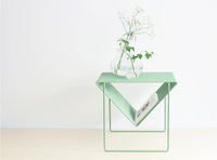 Bâtiment en fil métallique, table basse rose, de haute qualité, directement au salon, magazine, fil métallique