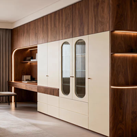 Armoire à portes battantes en placage de bois blanc, tressage en rotin, lignes Mid-Century, poignée métallique, meuble de chambre