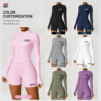 Ensemble de yoga athleisure OEM personnalisé avec logo, comprenant un crop top zippé à manches longues coupe ajustée et un short cycliste taille haute, idéal pour le sport et les loisirs.
