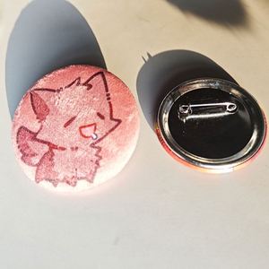 Badges promotionnels personnalisés en fer blanc de haute qualité, en forme d'étoile et de cœur, avec épingle de sûreté - Product Image 6