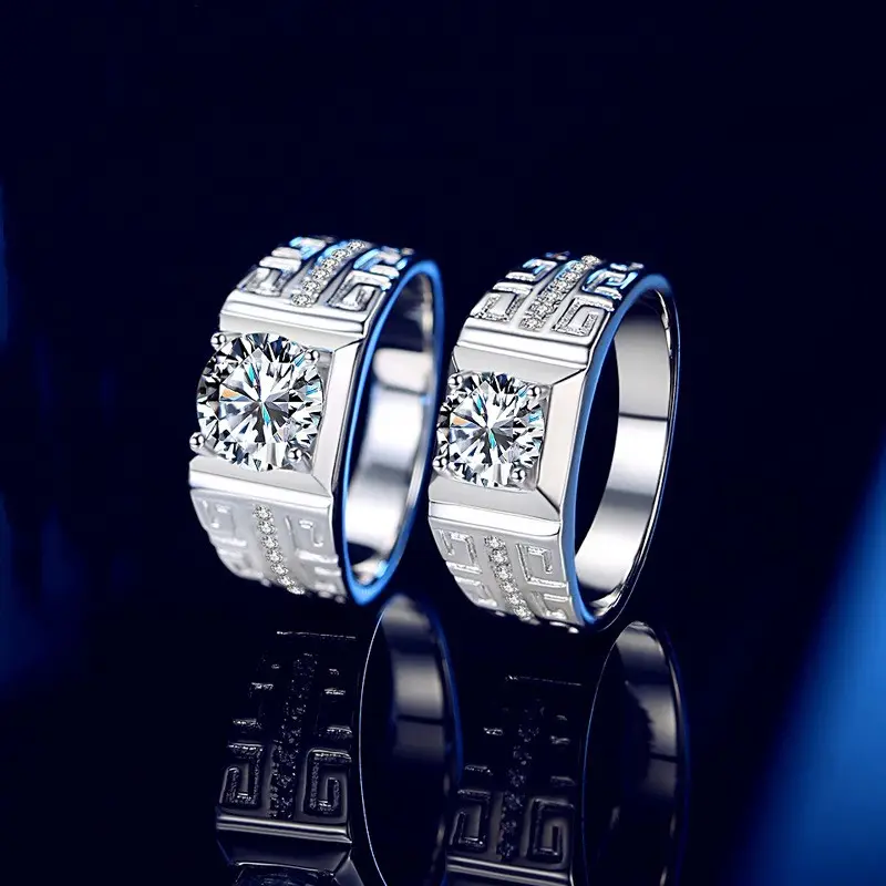 โรงงานขายส่ง 925 เงินสเตอร์ลิง 1CT 2CT แหวนแต่งงาน 4 กรงเล็บฝังรูปแบบผนังขนาดใหญ่ผู้ชาย Moissanite แหวน