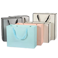 Emballage de vêtements de luxe imprimé sur mesure Cadeaux au détail Sacs cadeaux haut de gamme en papier kraft blanc