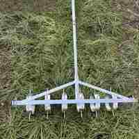 Machine à planter des oignons à 6 rangs avec un espacement des plants de 14,3 cm pour une plantation en champ à haute productivité et une perforation du paillis