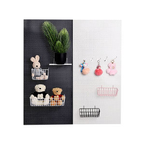 ผนังชั้นเดียว pegboard แผงแขวนสำหรับเก็บเครื่องมือพลาสติกสีดำติดตั้งบนผนังโรงรถเครื่องมือการจัดเก็บในห้องครัว