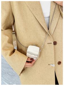 حقيبة يد نسائية أكريليك 2026 بسلسلة ذهبية، حقائب مربعة الشكل للحفلات والسهرات، تصميم على شكل قلب، حقيبة كتف صغيرة للنساء - Product Image 4