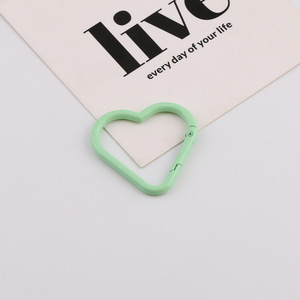Mosquetón Metálico en Forma de Corazón Colorido de 44 mm, Accesorios Portátiles para Joyería DIY, para Bolsos, Llaveros y Ganchos para Mascotas - Product Image 4