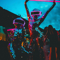 Costume de scène lumineux LiqVis avec miroir LED rechargeable et casque pour la danse et les événements nocturnes