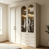 Armoire moderne en bois crème sur mesure avec portes coulissantes à panneaux arqués, éclairage LED intérieur, tiroirs grande capacité
