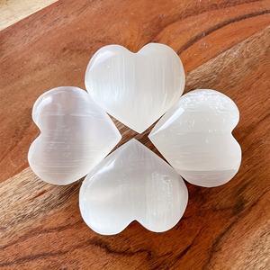 Vente en gros de cristal Hola, sélénite naturelle, petit cœur d'amour sculpté à la main, de haute qualité, tendance bohème, 4 cm, décoration d'intérieur - Product Image 1