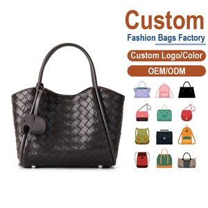 กระเป๋าหนังแท้ดีไซน์หรูหรา – กระเป๋าโท้ทหนังวัวสีน้ำตาลเข้มแบบทอสำหรับผู้หญิง พร้อมจี้รูปช้างและฐานโลหะ - Product Image 2