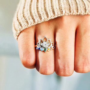 Anello di Cristallo a Forma di Fiore di Loto Multicolore per Donne, Accessorio Elegante per Uso Quotidiano - Product Image 3