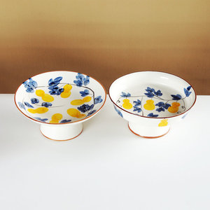 Plato de servir de cerámica con pedestal, redondo, pintado a mano con motivos vegetales, estilo oriental, para uso doméstico. - Product Image 2