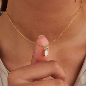 สร้อยคอแฟชั่น ZYO สร้อยสแตนเลสชุบทอง 18K พร้อมจี้รูปนักษัตรและพลอยประจำเดือนเกิด สร้อยคอแบบโซ่คล้องไหปลาร้า - Product Image 1