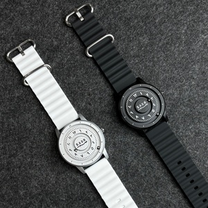 Montre à quartz pour homme en acier inoxydable noir personnalisée, verre avec chiffres arabes, bracelet en silicone gradué à perles magnétiques, tendance - Product Image 1