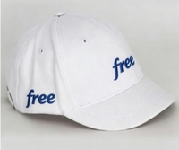 Witte katoenen baseballcap met blauwe gratis borduring, ongestructureerde dad hat, verstelbare band, casual outdoor custom logo sportcap