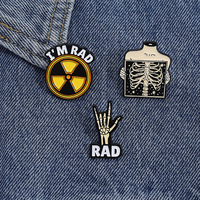 Spilla smaltata con motivo mano scheletro e citazione 'I Am Rad', a tema pericolo di radiazioni, regalo di gioielleria per amici, vendita all'ingrosso