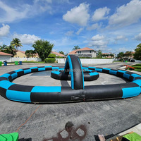 Piste de course gonflable d'arène de voitures tamponneuses de couleur noire et blanche pour la fête d'enfants