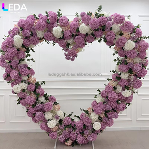 Arche de mariage LEDA en hydrangeas violets et blancs faits main, en forme de cœur, technique douce, toile de fond florale pour propositions en extérieur - Product Image 1