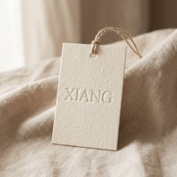 Étiquettes suspendues personnalisées texturées pour vêtements, en papier kraft premium, avec logo holographique anti-contrefaçon, gaufré, avec corde, code-barres et étiquette de taille