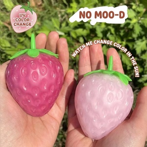 Juguete Antiestrés de Fresa que Cambia de Color para Niños y Adultos - Product Image 1
