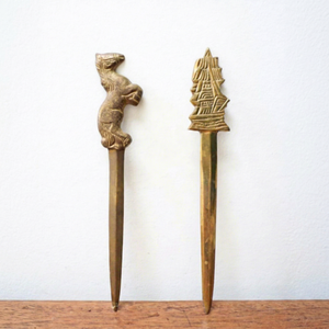 Abridor de cartas ornamental de latón con detalles vintage – Una pieza de arte funcional para escritorios y estudios - Product Image 1