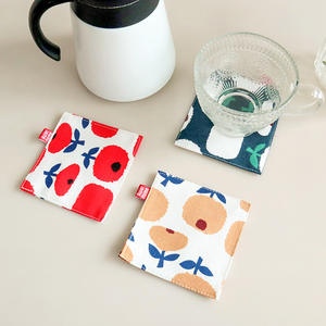 Posavasos de algodón estampados Mimi y Lula, diseño floral cuadrado, alfombrillas aislantes para protección de tazas de té y bebidas - Product Image 1