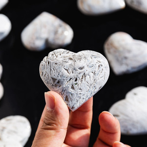 Cristaux polis de haute qualité en gros, pierres de guérison en cristal de diamant, agate dendritique en forme de cœur, 50-70 mm, cadeaux de mariage européens - Product Image 2