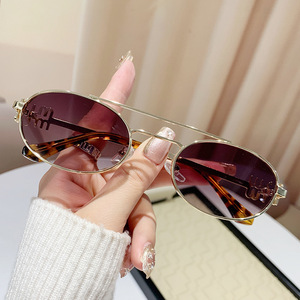 Gafas de Sol Metálicas Retro Ovaladas Miao Family, Montura Dorada, Protección UV400, Gafas de Sol de Moda para Mujer - Product Image 3