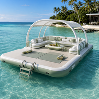 Plateforme aquatique gonflable commerciale avec dôme arqué, toit solaire, plancher en bois et sièges rembourrés pour projet de tourisme de luxe côtier