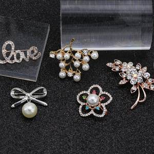 Broches européennes de haute qualité de haute qualité sécuriser la broche pour éviter l'exposition Designer marque bijoux à la mode perle broches mignonnes - Product Image 3