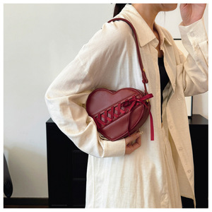 Nuove Borse a Tracolla Trendy 2025 in Pelle PU per Donne, Borsette a Forma di Cuore Rosse con Nastro - Product Image 2