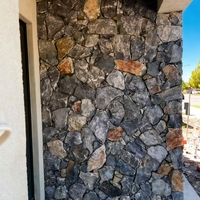 Revêtement mural en pierre irrégulière rustique naturelle, ardoise bleue rouillée multicolore, pavé aléatoire pour projets de villas et jardins extérieurs