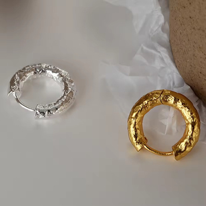 Pendientes de Aro Pequeños Minimalistas Elegantes Franceses de Latón Chapado en Oro con Superficie Arrugada Estilo Martillado, Venta al por Mayor - Product Image 4