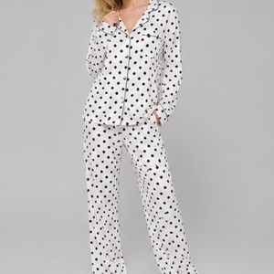 Ensemble de pyjamas en coton pour femmes avec logo personnalisé, pyjama long élégant, vêtements de nuit doux pour femmes, vêtements de maison sexy et tendance, pyjamas pour femmes - Product Image 1