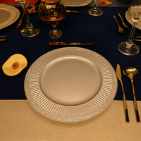Assiette de service classique de luxe en plastique PP micro-gaufré doré 13 pouces, couleur personnalisée, motif botanique, durable pour la cuisine