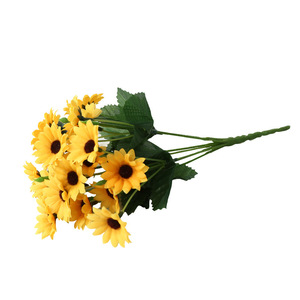 Mini tournesols artificiels en soie Lichao pour la décoration intérieure et les accessoires de photographie en extérieur - Product Image 5