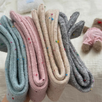 Vente en gros de chaussettes à pois en laine d'agneau thermique épaisse pour femmes Chaussettes d'hiver en laine douce japonaise