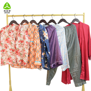 Pijama de Dos Piezas Grace para Mujer, de Seda/Algodón, Ropa de Dormir de Verano, Informal, de Segunda Mano - Product Image 3