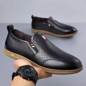 Mocasines blancos sin cordones, zapatos informales de cuero con suela suave para hombre, estilo británico, cómodos y transpirables para uso diario - Product Image 2