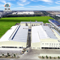 Bâtiment d'usine à grande portée en structure métallique avec toit ventilé et moniteur, usine de fabrication industrielle sur mesure
