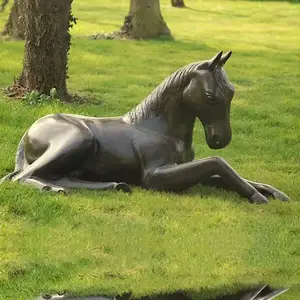 Açık peyzaj Metal el sanatları hayvan heykel yaşam boyutu bronz yalan at heykel bahçe heykeli