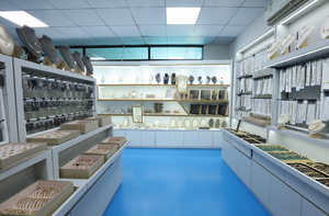 Vente en gros Bracelet en acier inoxydable plaqué or 14 carats pour femmes Bracelets de luxe tendance Cadeaux très vendus à Dubaï - Product Image 4