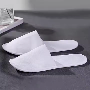 Оптовая продажа, мягкие удобные одноразовые тапочки с принтом логотипа для гостиничного номера и авиакомпаний - Product Image 2