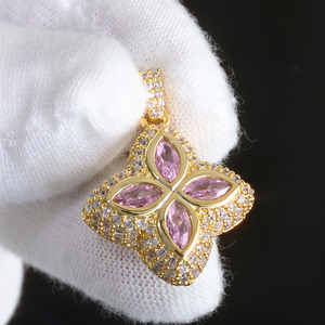 Colgante de Trébol de la Suerte de Plata de Ley 925 con Moissanita VVS, Estilo Hip Hop Bling, Certificado GRA y Aprobado por el Probador - Product Image 4