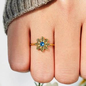 Anello con Cristalli a Forma di Fiore per Donne, Elegante Accessorio Floreale per Uso Quotidiano - Product Image 2