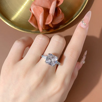 Bague de Fiançailles de Luxe pour Femme, Coupe Princesse, Trois Pierres en Zircon Cubique, Pierres Latérales Baguette Affûtées, Style Cathédrale, Vente en Gros