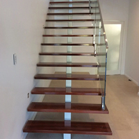 Escalier mono-tringle moderne sur mesure Prima avec marches en bois pour villas, lofts et bâtiments commerciaux