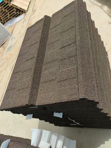 Tailles personnalisées disponibles Bardeaux de <span class=keywords><strong>toit</strong></span> en métal antirouille Matériaux de construction Ne se décolore pas Tuile de <span class=keywords><strong>toit</strong></span> en métal revêtue de pierre pour maison - Product Image 2