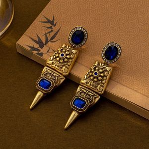 Boucles d'oreilles clous vintage de luxe léger et de niche, style Court Wind-Sand Gold, avec perle coquillage et motif Dieu de la Richesse, pour la main gauche - Product Image 4